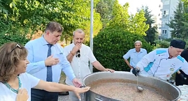 Mahalleli aşurede bir araya geldi