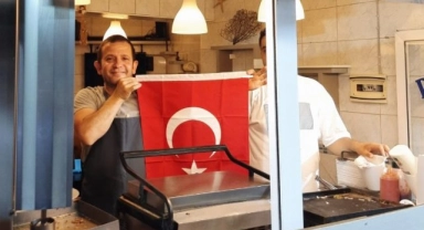 Manisa Zabıtası'ndan vatandaşlara Türk bayrağı