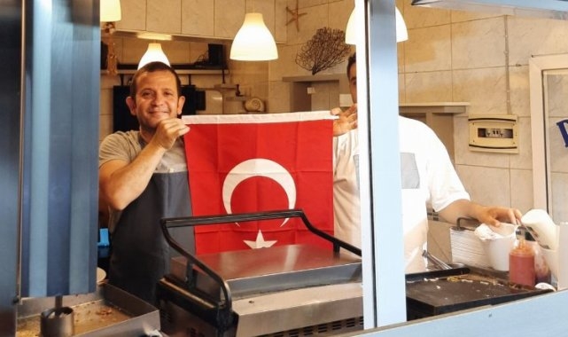 Manisa Zabıtası'ndan vatandaşlara Türk bayrağı