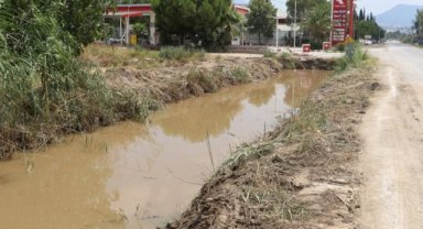 Manisa'da derelerin olası taşkınlara karşı temizliği sürüyor