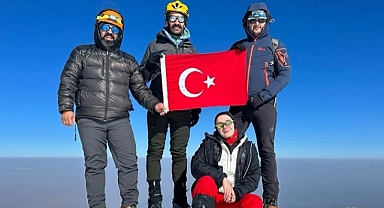 Türkiye Yüzyılı Vizyonu ve 30 Ağustos Zafer Bayramı Coşkusu Ağrı Dağı Zirvesinde!