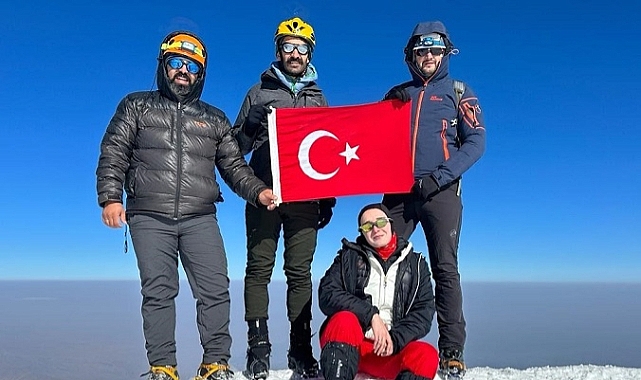 Türkiye Yüzyılı Vizyonu ve 30 Ağustos Zafer Bayramı Coşkusu Ağrı Dağı Zirvesinde!