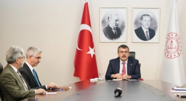 Bakan Tekin, EBA canlı yayınında öğretmenlere hitap etti