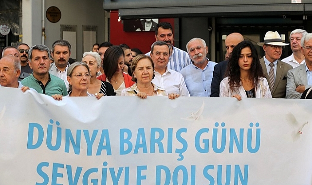 Konak’ta güvercinler barış umuduyla uçtu