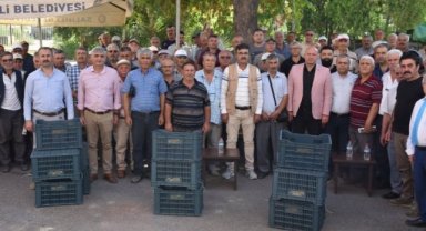 Manisa Salihli'de 9 bin adet meyve kasası dağıttı