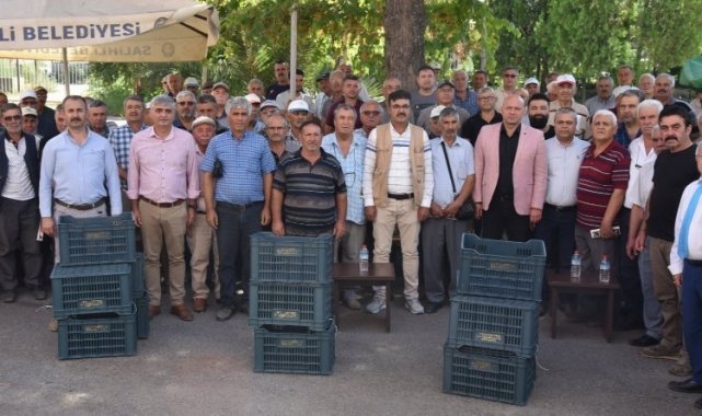 Manisa Salihli'de 9 bin adet meyve kasası dağıttı