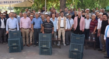 Manisa Salihli'de 9 bin adet meyve kasası dağıttı