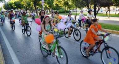 Süslü Kadınlar'dan bisiklette renkli görüntüler