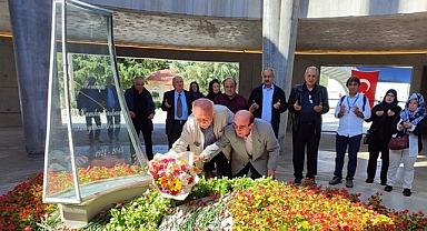 ‘Baba’nın mezarına çiçeği en yaşlı partililer bıraktı