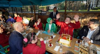 Bakan Göktaş down sendromlu gençlerle buluştu