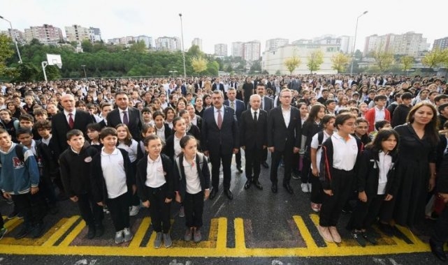 Bakan Tekin İstanbul'da bayrak törenine katıldı