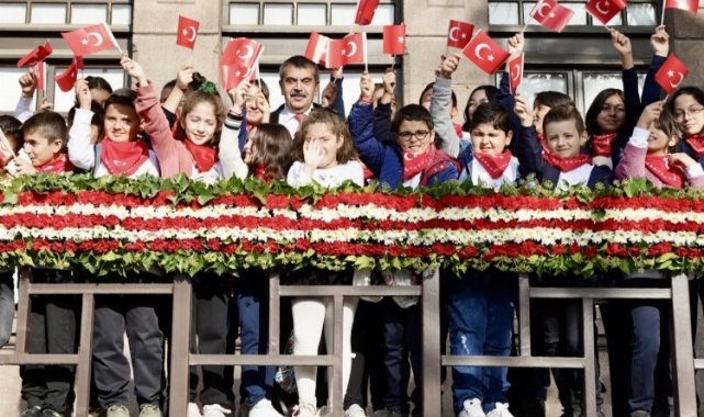 Bakan Tekin öğrencilerle 1'inci Meclis'te