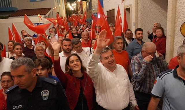 Çeşme’de 100. Yıla yakışır Cumhuriyet Korteji