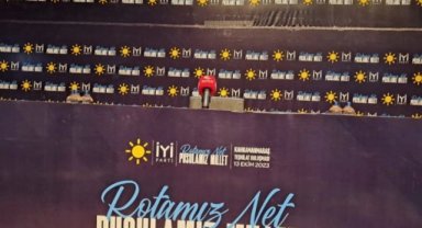 Genel Başkan Akşener'in yüzü gözükmüyor dediler, mikrofonları indirdiler!