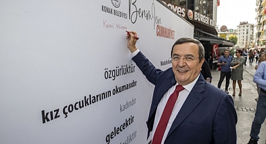 İzmirliler 100’üncü yılda duygularını Cumhuriyet Duvarına yazdı