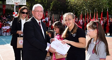 Karabağlarlı öğrencilerden coşkulu Cumhuriyet kutlaması