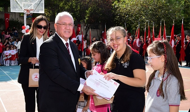 Karabağlarlı öğrencilerden coşkulu Cumhuriyet kutlaması