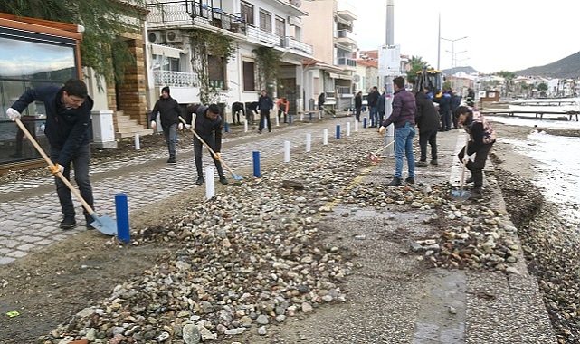 Foça’da Fırtına İzleri Siliniyor