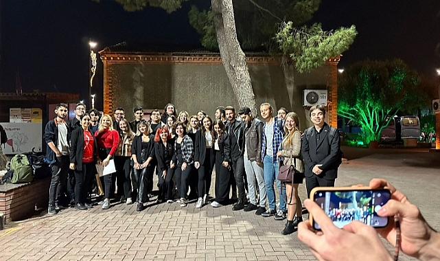 Genç İzmirliler Ata’nın huzurunda