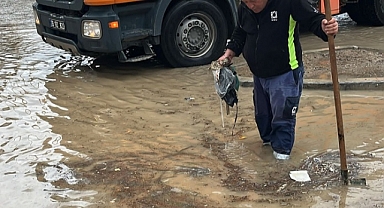 İzmir Büyükşehir Belediyesi ekipleri yağmur mesaisinde