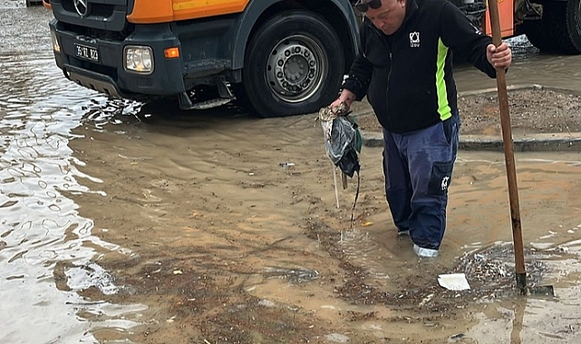 İzmir Büyükşehir Belediyesi ekipleri yağmur mesaisinde
