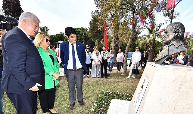 İzmir'de Miranda'nın büstü açıldı
