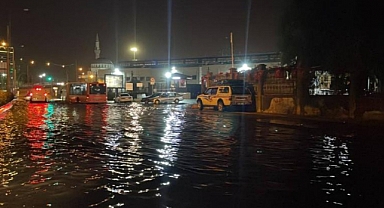 İzmir'de sağanak yağış  hayatı olumsuz etkiledi