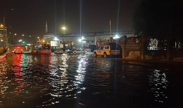 İzmir'de sağanak yağış hayatı olumsuz etkiledi
