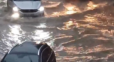 İzmir şiddetli sağanak caddeleri göle çevirdi