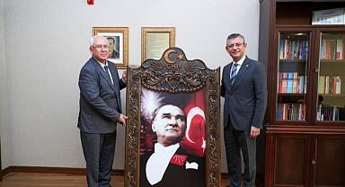 Karabağlarlı ustaların oyduğu Atatürk portresi armağan etti