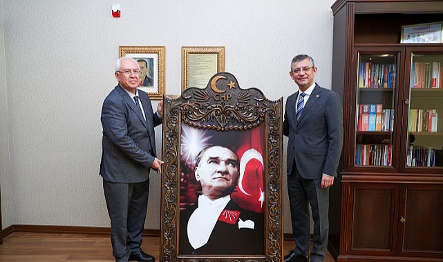 Karabağlarlı ustaların oyduğu Atatürk portresi armağan etti