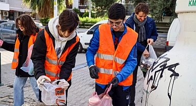 Karşıyaka Belediyesi gençlere geri dönüşüm bilinci aşılıyor