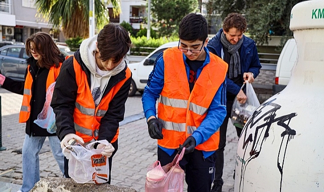 Karşıyaka Belediyesi gençlere geri dönüşüm bilinci aşılıyor