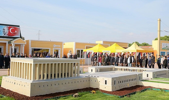 Kınık Belediyesi Çocuk Köyü’nde Anıtkabir Miniatürk