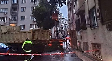 Konak Belediyesi ekipleri fırtınadan yıkılan ağaca müdahale etti