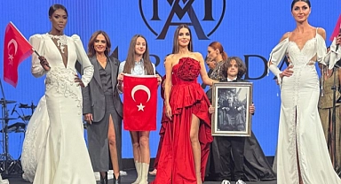 100.Yıl Cumhuriyet Defilesi Ekonomi Zirvesinde Ayakta Alkışlandı