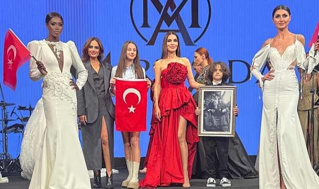 100.Yıl Cumhuriyet Defilesi Ekonomi Zirvesinde Ayakta Alkışlandı
