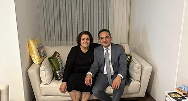 Başkan Atila, annesinin elini öperek yola çıktı