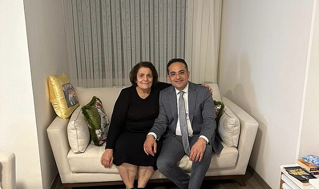 Başkan Atila, annesinin elini öperek yola çıktı