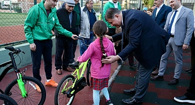 Karşıyaka’da çocuklar hayallerindeki bisikletlere kavuştu