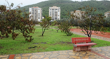 Karşıyaka meyve bahçeleriyle renkleniyor