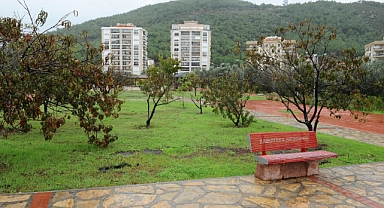 Karşıyaka meyve bahçeleriyle renkleniyor