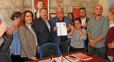 Oran, bini aşkın Çeşmelinin katılımıyla aday adaylığı başvurusu yaptı