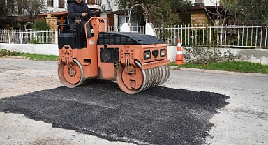 Yenifoça’daki Asfalt Yol Onarımları Devam Ediyor
