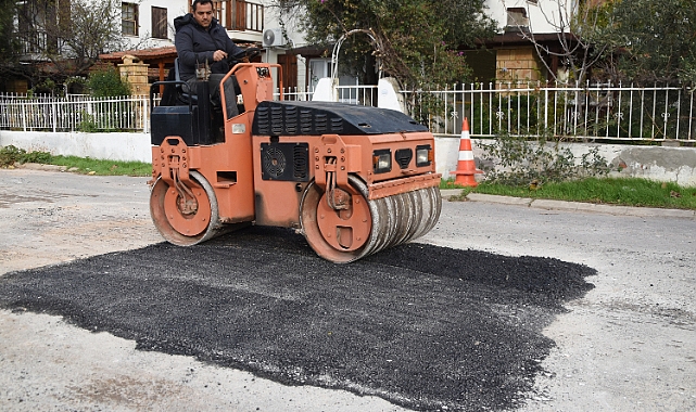 Yenifoça’daki Asfalt Yol Onarımları Devam Ediyor