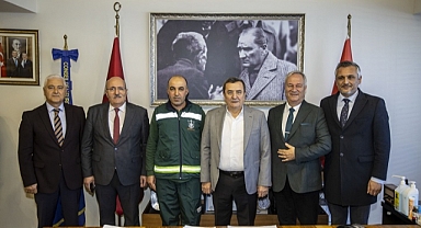 Başkan Batur’dan örnek çalışana teşekkür