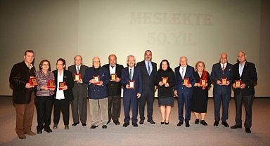İzmirli Diş Hekimlerine Teşekkür Plaketi