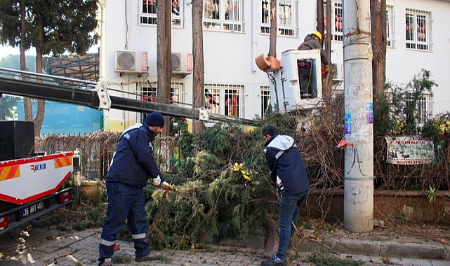 Karşıyaka’da çevre düzenleme çalışmaları hızla devam ediyor