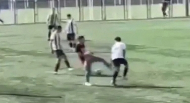 Altyapı futbolcusunu sahaya girip darbeden şüpheli tutuklandı