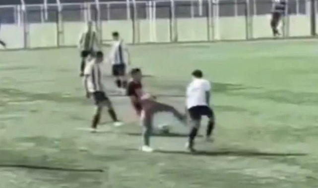 Altyapı futbolcusunu sahaya girip darbeden şüpheli tutuklandı